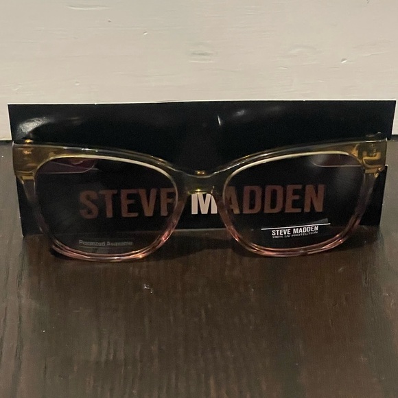 Steve Madden Kenly Sunglasses - Picture 5 of 12